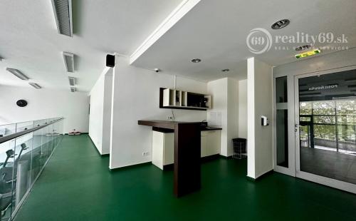 BRATISLAVA - TRI VEŽE - 1 IZBOVÝ KOMPLET ZARIADENÝ BYT 39 M2.