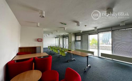 BRATISLAVA - TRI VEŽE - 1 IZBOVÝ KOMPLET ZARIADENÝ BYT 39 M2.