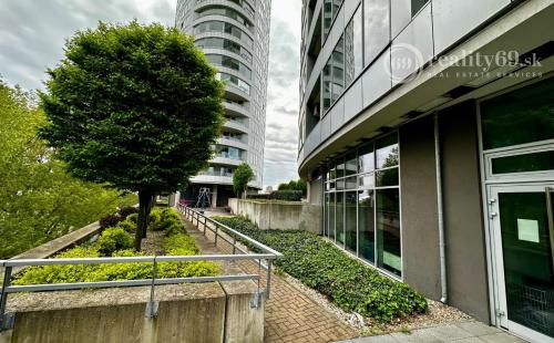 BRATISLAVA - TRI VEŽE - 1 IZBOVÝ KOMPLET ZARIADENÝ BYT 39 M2.