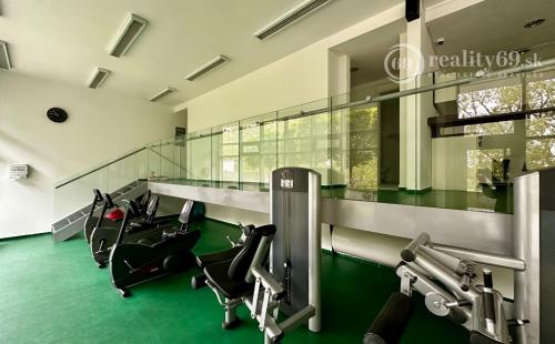 BRATISLAVA - TRI VEŽE - 1 IZBOVÝ KOMPLET ZARIADENÝ BYT 39 M2.