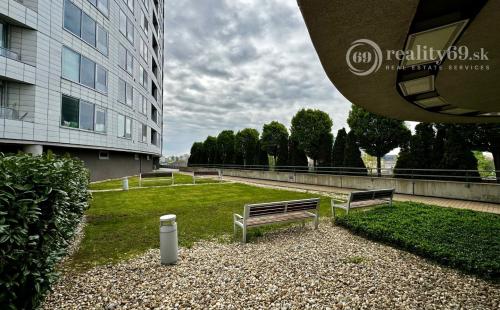 BRATISLAVA - TRI VEŽE - 1 IZBOVÝ KOMPLET ZARIADENÝ BYT 39 M2.