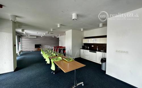 BRATISLAVA - TRI VEŽE - 1 IZBOVÝ KOMPLET ZARIADENÝ BYT 39 M2.