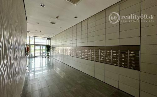 BRATISLAVA - TRI VEŽE - 1 IZBOVÝ KOMPLET ZARIADENÝ BYT 39 M2.