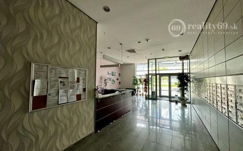 BRATISLAVA - TRI VEŽE - 1 IZBOVÝ KOMPLET ZARIADENÝ BYT 39 M2.