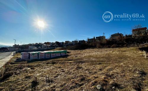 LEVOČA  - DVA POZEMKY NA PREDAJ SO VŠETKÝMI IS A STAVEBNÝM POVOLENÍM