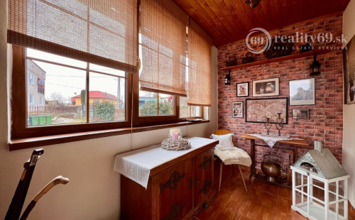 REZERVOVANÉ - ČEČEJOVCE - SELEŠKA POSCHODOVÝ 5 IZBOVÝ RD V SUPER STAVE, POZEMOK 1.822 M2.