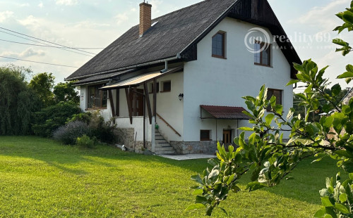 REZERVOVANÉ - ČEČEJOVCE - SELEŠKA POSCHODOVÝ 5 IZBOVÝ RD V SUPER STAVE, POZEMOK 1.822 M2.