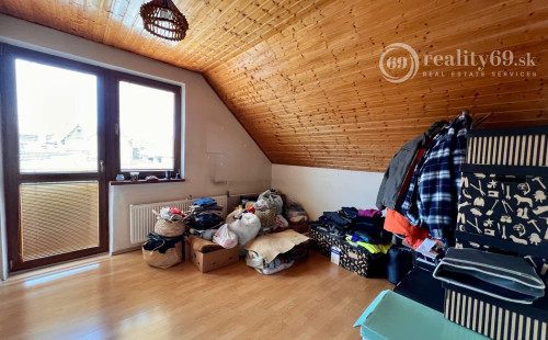 REZERVOVANÉ - ČEČEJOVCE - SELEŠKA POSCHODOVÝ 5 IZBOVÝ RD V SUPER STAVE, POZEMOK 1.822 M2.