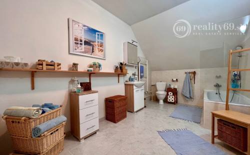 REZERVOVANÉ - ČEČEJOVCE - SELEŠKA POSCHODOVÝ 5 IZBOVÝ RD V SUPER STAVE, POZEMOK 1.822 M2.