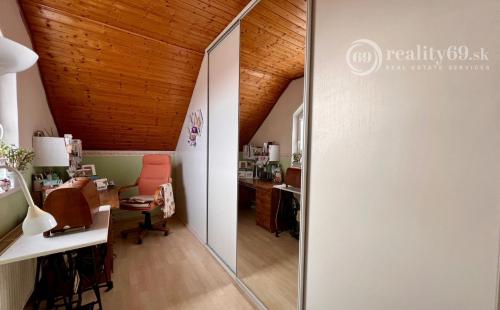 REZERVOVANÉ - ČEČEJOVCE - SELEŠKA POSCHODOVÝ 5 IZBOVÝ RD V SUPER STAVE, POZEMOK 1.822 M2.