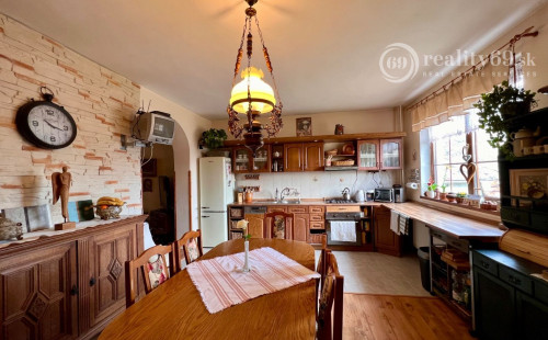 REZERVOVANÉ - ČEČEJOVCE - SELEŠKA POSCHODOVÝ 5 IZBOVÝ RD V SUPER STAVE, POZEMOK 1.822 M2.