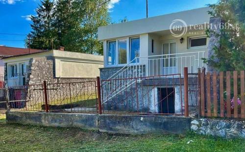 MAĎARSKO - JAZERO RAKACA - DVE MUROVANÉ CHATY ZA CENU JEDNEJ - PRI JAZERE S TERASOU.