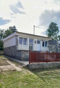 MAĎARSKO - JAZERO RAKACA - DVE MUROVANÉ CHATY ZA CENU JEDNEJ - PRI JAZERE S TERASOU.