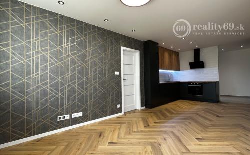 SUPER NOVÁ CENA - JAZERO - DRUŽICOVÁ 3 IZBOVÝ BYT PRE NÁROČNÉHO KLIENTA - TOP REKONŠTRUKCIA, ZASKLENNÁ LODŽIA.