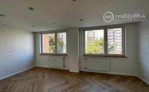 SUPER NOVÁ CENA - JAZERO - DRUŽICOVÁ 3 IZBOVÝ BYT PRE NÁROČNÉHO KLIENTA - TOP REKONŠTRUKCIA, ZASKLENNÁ LODŽIA.