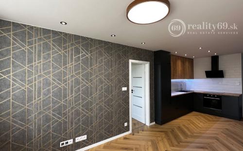 SUPER NOVÁ CENA - JAZERO - DRUŽICOVÁ 3 IZBOVÝ BYT PRE NÁROČNÉHO KLIENTA - TOP REKONŠTRUKCIA, ZASKLENNÁ LODŽIA.