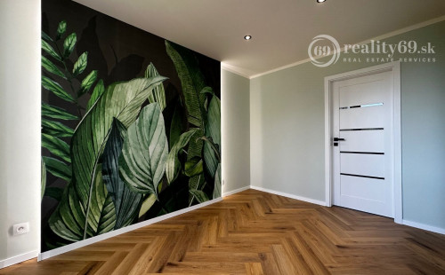 SUPER NOVÁ CENA - JAZERO - DRUŽICOVÁ 3 IZBOVÝ BYT PRE NÁROČNÉHO KLIENTA - TOP REKONŠTRUKCIA, ZASKLENNÁ LODŽIA.