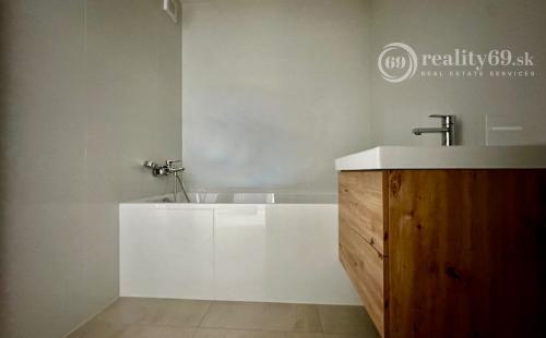 STARÉ MESTO - BELLOVA 1,5 IZBOVÝ BYT 41 M2, HOLOBYT S LODŽIOU.