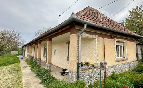 MAĎARSKO -  INÁNCS 3 IZBOVÝ RODINNÝ DOM V PEKNEJ OBCI S UPRAVENÝM POZEMKOM
