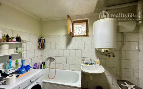 MAĎARSKO -  INÁNCS 3 IZBOVÝ RODINNÝ DOM V PEKNEJ OBCI S UPRAVENÝM POZEMKOM