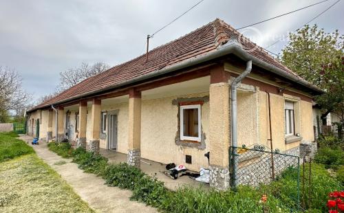 MAĎARSKO -  INÁNCS 3 IZBOVÝ RODINNÝ DOM V PEKNEJ OBCI S UPRAVENÝM POZEMKOM