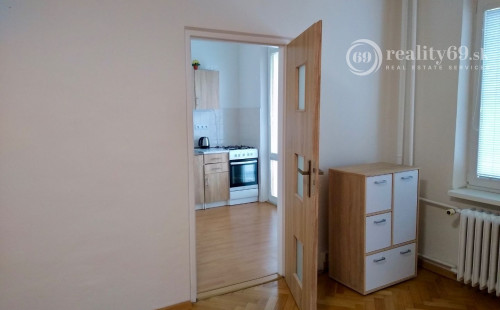 SEVER - HLINKOVA 1 IZBOVÝ BYT 39 M2 PO REKONŠTRUKCII, BALKÓN, PLASTOVÉ OKNÁ, ZATEPLENÝ OBYTNÝ DOM.