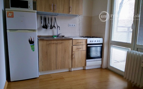 SEVER - HLINKOVA 1 IZBOVÝ BYT 39 M2 PO REKONŠTRUKCII, BALKÓN, PLASTOVÉ OKNÁ, ZATEPLENÝ OBYTNÝ DOM.