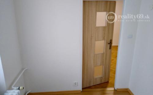 SEVER - HLINKOVA 1 IZBOVÝ BYT 39 M2 PO REKONŠTRUKCII, BALKÓN, PLASTOVÉ OKNÁ, ZATEPLENÝ OBYTNÝ DOM.