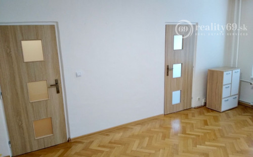 SEVER - HLINKOVA 1 IZBOVÝ BYT 39 M2 PO REKONŠTRUKCII, BALKÓN, PLASTOVÉ OKNÁ, ZATEPLENÝ OBYTNÝ DOM.