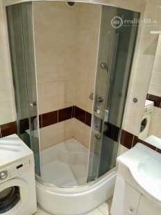 SEVER - HLINKOVA 1 IZBOVÝ BYT 39 M2 PO REKONŠTRUKCII, BALKÓN, PLASTOVÉ OKNÁ, ZATEPLENÝ OBYTNÝ DOM.