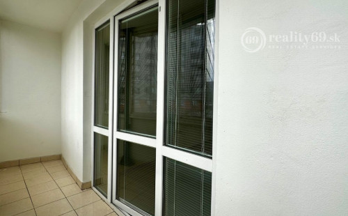 REZERVOVANÉ - SUPER CENA - KUZMÁNYHO - ČSA KOMPLETNE ZREKONŠTRUOVANÝ 2,5 IZBOVÝ BYT V TOP LOKALITE 59 M2 S LODŽIOU.