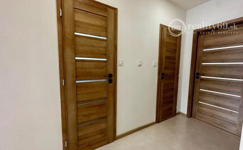 REZERVOVANÉ - SUPER CENA - KUZMÁNYHO - ČSA KOMPLETNE ZREKONŠTRUOVANÝ 2,5 IZBOVÝ BYT V TOP LOKALITE 59 M2 S LODŽIOU.