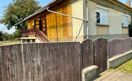 MAĎARSKO - SZENDRO - PEKNÝ 3 IZBOVÝ RODINNÝ DOM, TERASA, ZÁHRADA