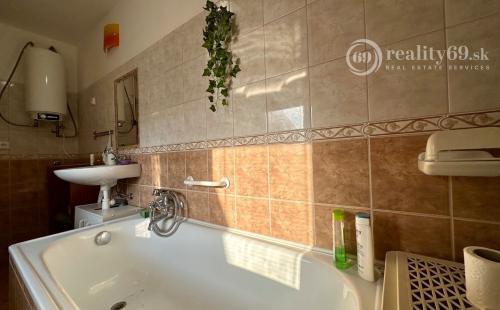 NOVÁ CENA ! MAĎARSKO - GONCZRUSZKA RD IHNEĎ OBÝVATEĽNÝ V TICHEJ LOKALITE OBCE