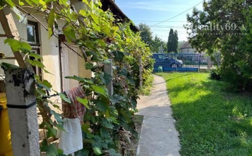 MAĎARSKO - PÁCIN MENŠÍ 2 IZBOVÝ RODINNÝ DOMČEK 500 M OD HRANÍC