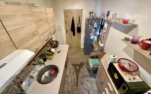 JAZERO - AMURSKÁ - 1 IZBOVÝ BYT/GARSÓNKA S LODŽIOU, PO REKONŠTRUKCII.