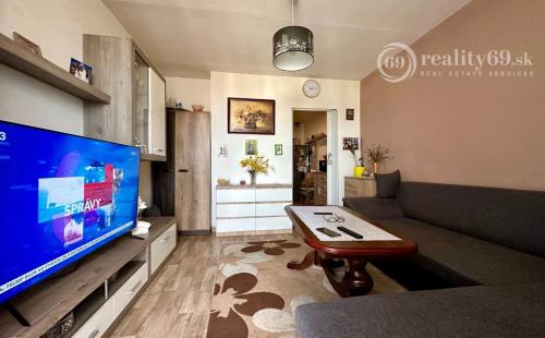 JAZERO - AMURSKÁ - 1 IZBOVÝ BYT/GARSÓNKA S LODŽIOU, PO REKONŠTRUKCII.