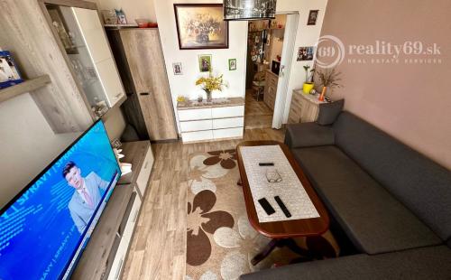 JAZERO - AMURSKÁ - 1 IZBOVÝ BYT/GARSÓNKA S LODŽIOU, PO REKONŠTRUKCII.