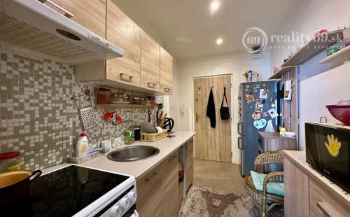 JAZERO - AMURSKÁ - 1 IZBOVÝ BYT/GARSÓNKA S LODŽIOU, PO REKONŠTRUKCII.