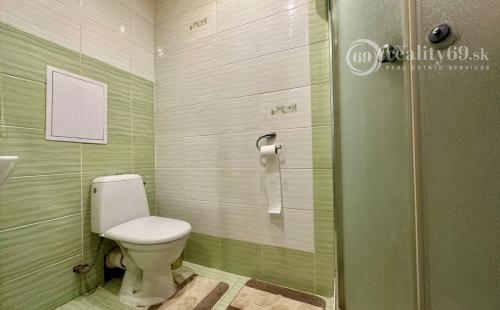 JAZERO - AMURSKÁ - 1 IZBOVÝ BYT/GARSÓNKA S LODŽIOU, PO REKONŠTRUKCII.