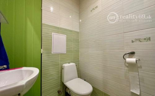 JAZERO - AMURSKÁ - 1 IZBOVÝ BYT/GARSÓNKA S LODŽIOU, PO REKONŠTRUKCII.