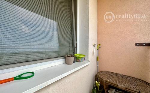 JAZERO - AMURSKÁ - 1 IZBOVÝ BYT/GARSÓNKA S LODŽIOU, PO REKONŠTRUKCII.