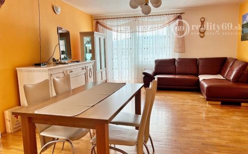 VYŠNÝ KLATOV - 6 IZBOVÝ RD S VÝMEROU 300 M2, POZEMOK 1221 M2.