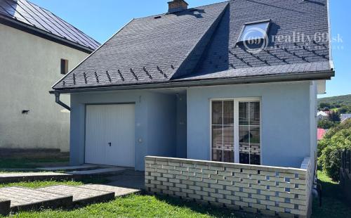 VYŠNÝ KLATOV - 6 IZBOVÝ RD S VÝMEROU 300 M2, POZEMOK 1221 M2.