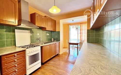 VYŠNÝ KLATOV - 6 IZBOVÝ RD S VÝMEROU 300 M2, POZEMOK 1221 M2.