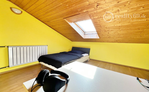 VYŠNÝ KLATOV - 6 IZBOVÝ RD S VÝMEROU 300 M2, POZEMOK 1221 M2.