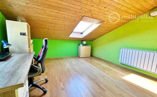 VYŠNÝ KLATOV - 6 IZBOVÝ RD S VÝMEROU 300 M2, POZEMOK 1221 M2.