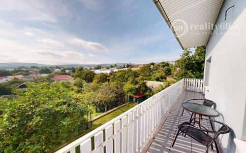 VYŠNÝ KLATOV - 6 IZBOVÝ RD S VÝMEROU 300 M2, POZEMOK 1221 M2.