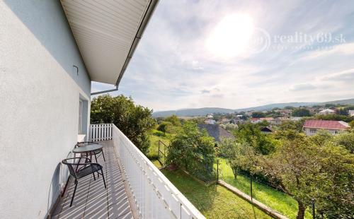 VYŠNÝ KLATOV - 6 IZBOVÝ RD S VÝMEROU 300 M2, POZEMOK 1221 M2.