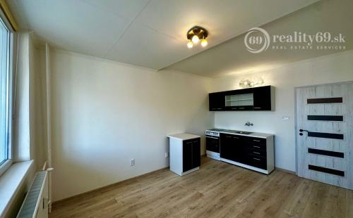 NOVÁ CENA - FÁBRYHO - GARSÓNKA 24 M2, BALKÓN, VÝHĽAD NA MESTO.